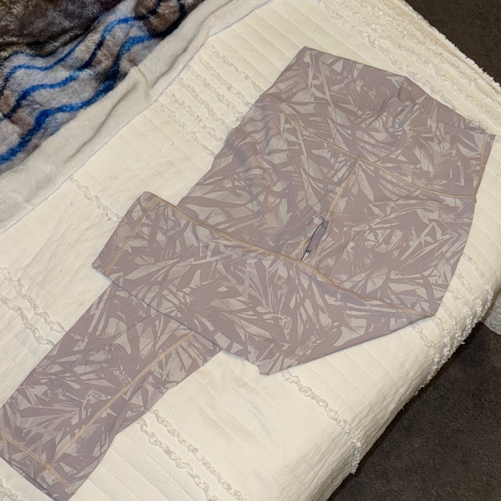 Lulu 🍋 Capri Leggings Neutral Leafy Pattern